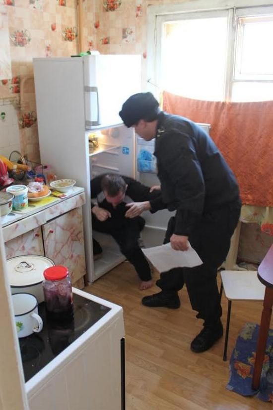 Преступник залез в холодильник, чтобы не испортиться до прибытия полиции