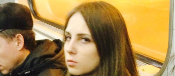 Шаловливая девушка показывает киску под юбкой в метро