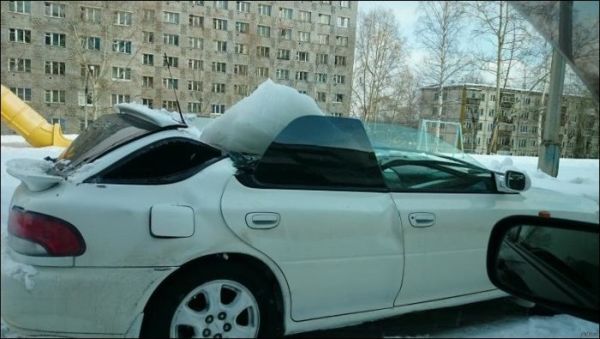 Огромная глыба льда упала на крышу автомобиля и полностью смяла ее