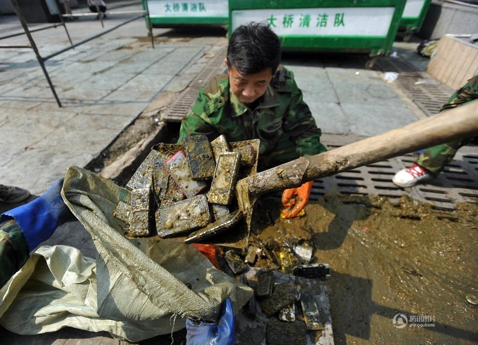 Что можно найти в канализационном колодце общественного туалета в Китае