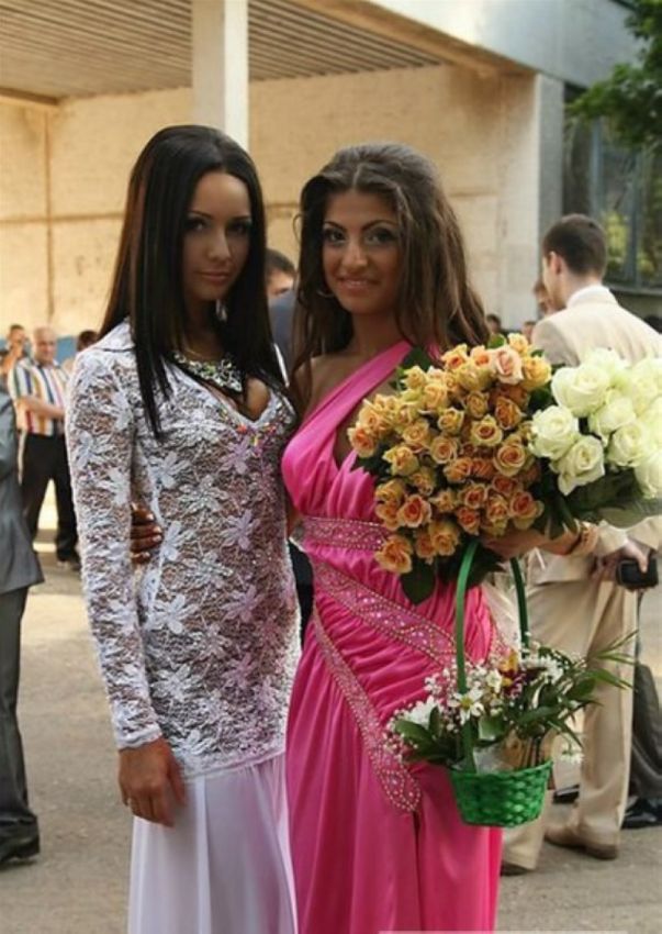 18-летняя украинская выпускница Марина из Харькова и ее откровенное платье