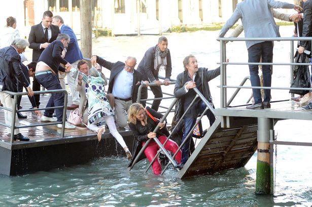 Венецианский мостик не выдержал толпу модников Prada
