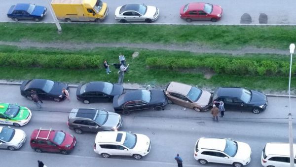Пьяный водитель на BMW протаранил припаркованные автомобили