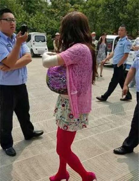 Китаец переоделся женщиной, чтобы шпионить в бане