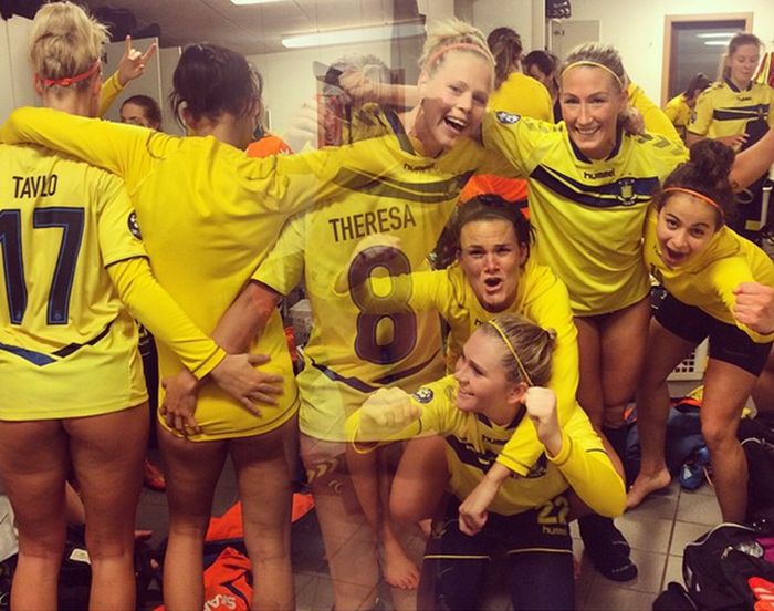 Датские футболистки отпраздновали победу голыми
