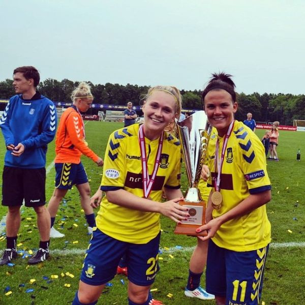 Датские футболистки отпраздновали победу голыми