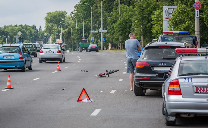 В Минске водитель Audi Q7 сбил велосипедистку