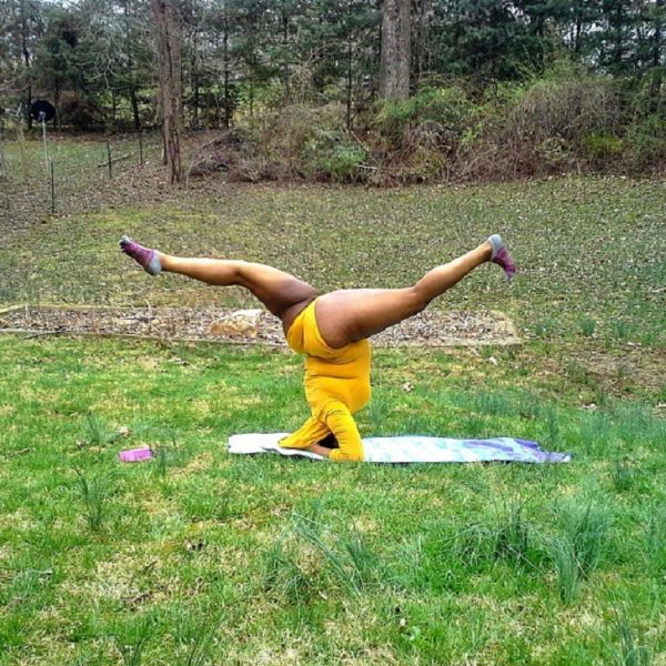 Девушка-инструктор по йоге с пышными формами вдохновляет на занятия спортом