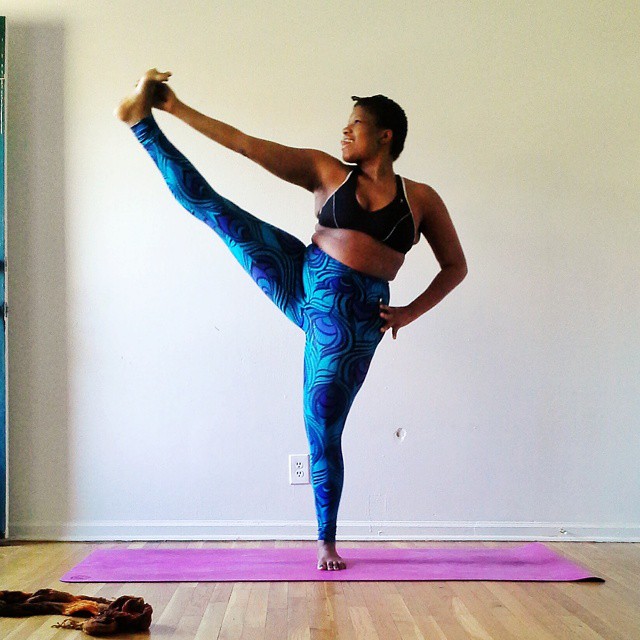 Девушка-инструктор по йоге с пышными формами вдохновляет на занятия спортом