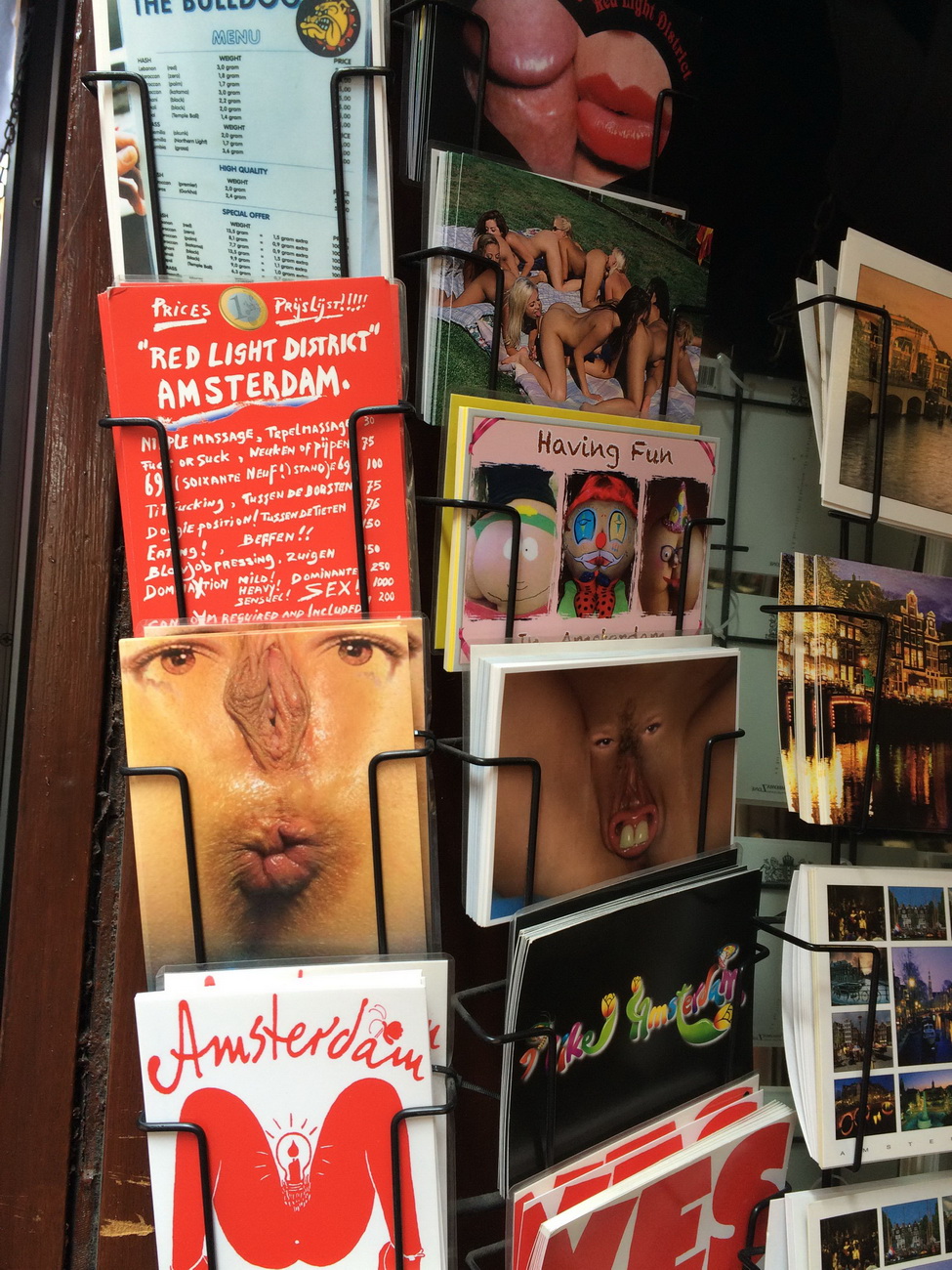 Что предлагает купить на память об Амстердаме сувенирный магазин в квартале красных фонарей (18+)