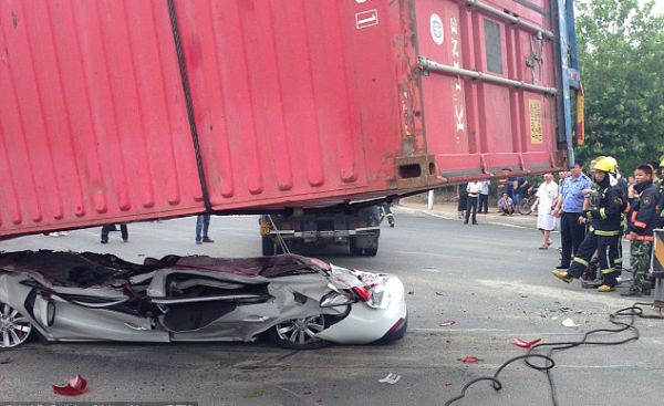 Водитель и пассажир остались живы после того, как огромный контейнер раздавил автомобиль