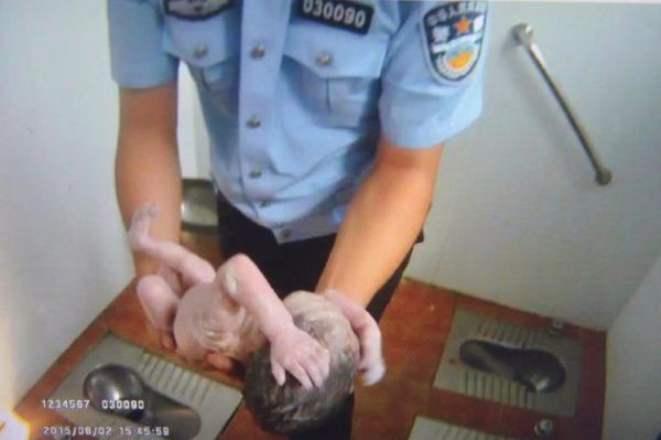 Полиция Пекина спасла новорожденного, брошенного в туалете