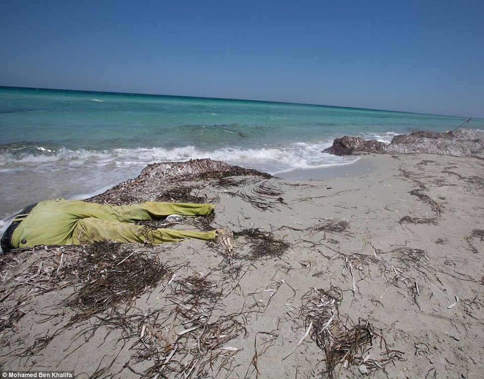 Мрачная волна Средиземноморья - тела мигрантов выбросило на пляж в Ливии
