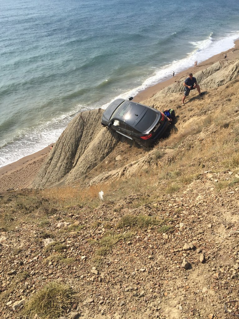 В Лисьей бухте машина чудом не упала в море