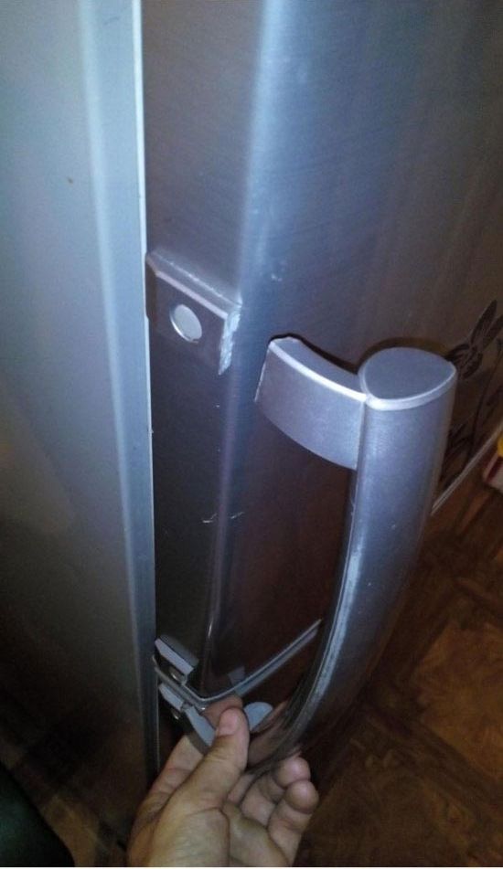 Теща попросила зятя отремонтировать сломанную ручку холодильника