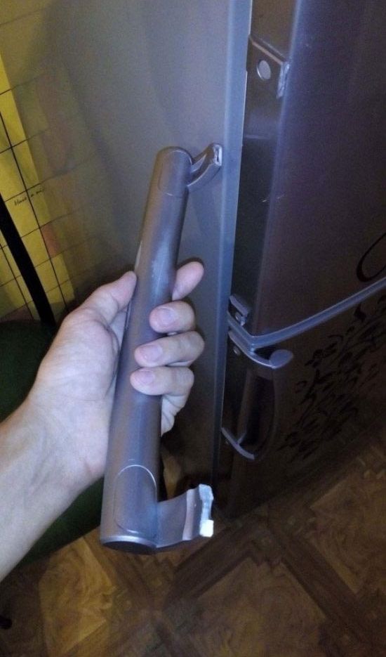 Теща попросила зятя отремонтировать сломанную ручку холодильника