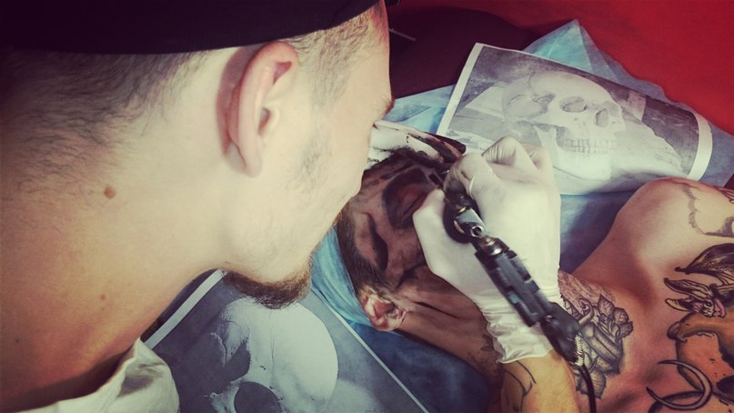 Пацан из Красноярска сделал татуировку на лице