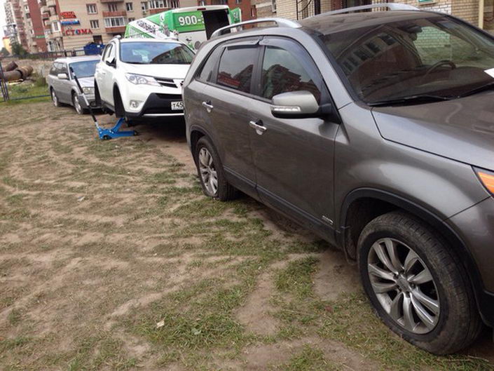 В Санкт Петербурге 15-ти автомобилям порезали колеса за парковку на газоне