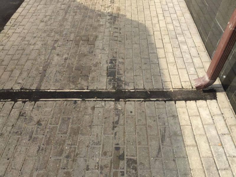 Столичный ремонт тротуара - асфальт поверх плитки