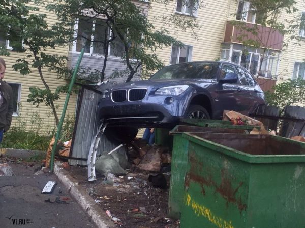 Во Владивостоку BMW повис на мусорных баках