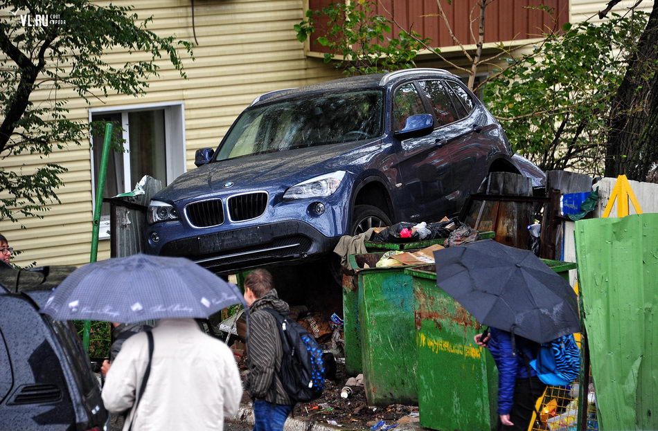 Во Владивостоку BMW повис на мусорных баках