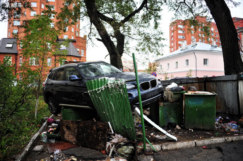 Во Владивостоку BMW повис на мусорных баках