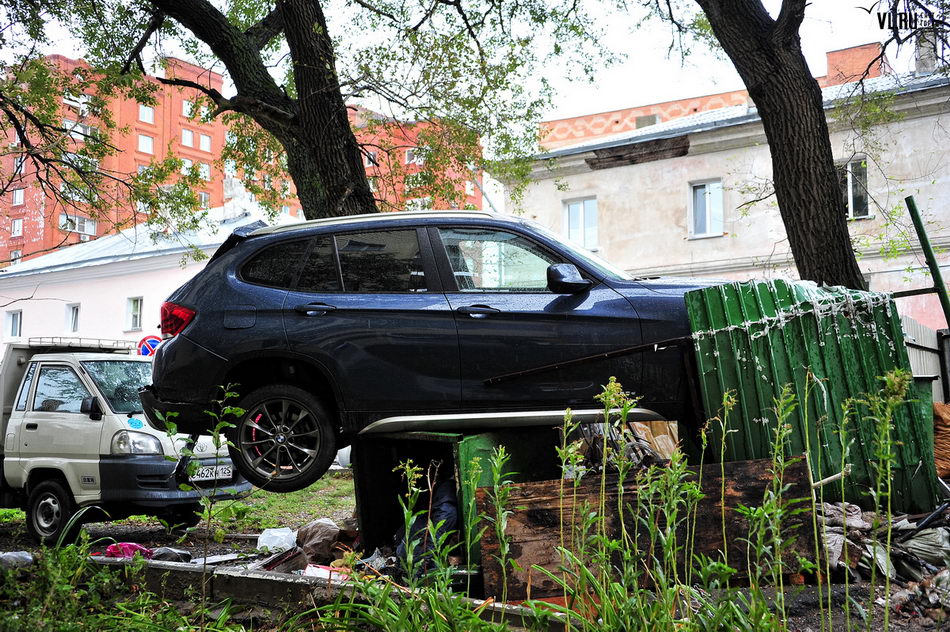 Во Владивостоку BMW повис на мусорных баках