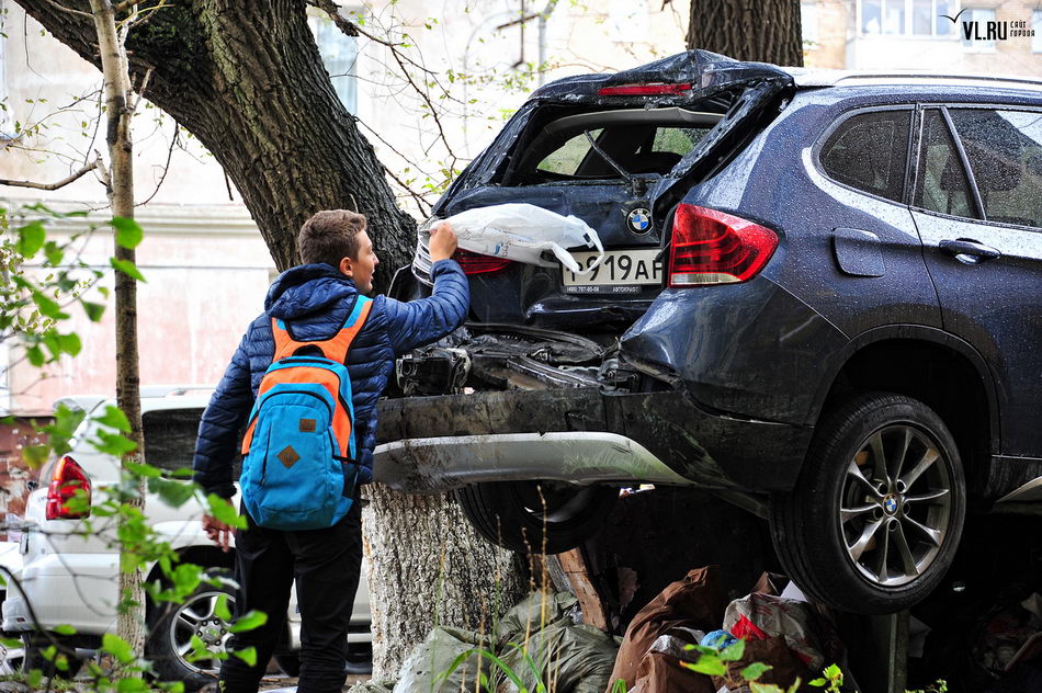 Во Владивостоку BMW повис на мусорных баках