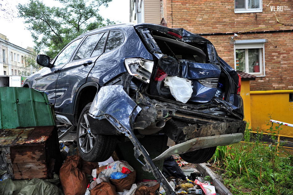 Во Владивостоку BMW повис на мусорных баках