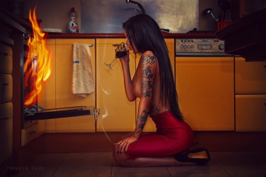 Татуированная девушка на кухне