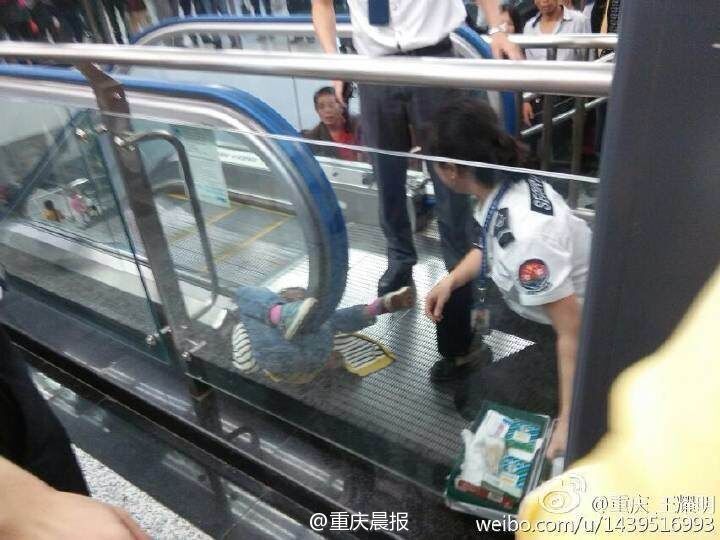 В китайском городе Чунцин ребенка затянуло в эскалатор