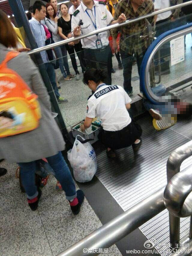 В китайском городе Чунцин ребенка затянуло в эскалатор