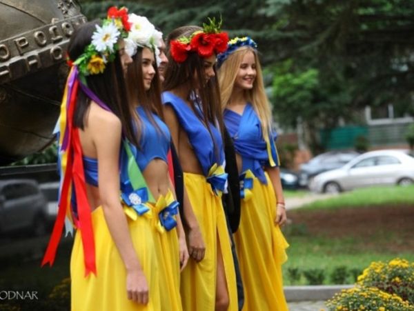 Полуголые студентки Ужгорода развлекали депутатов и священников