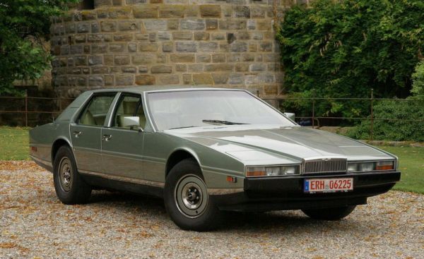 Космический интерьер Aston Martin Lagonda Космический интерьер Aston Martin Lagonda