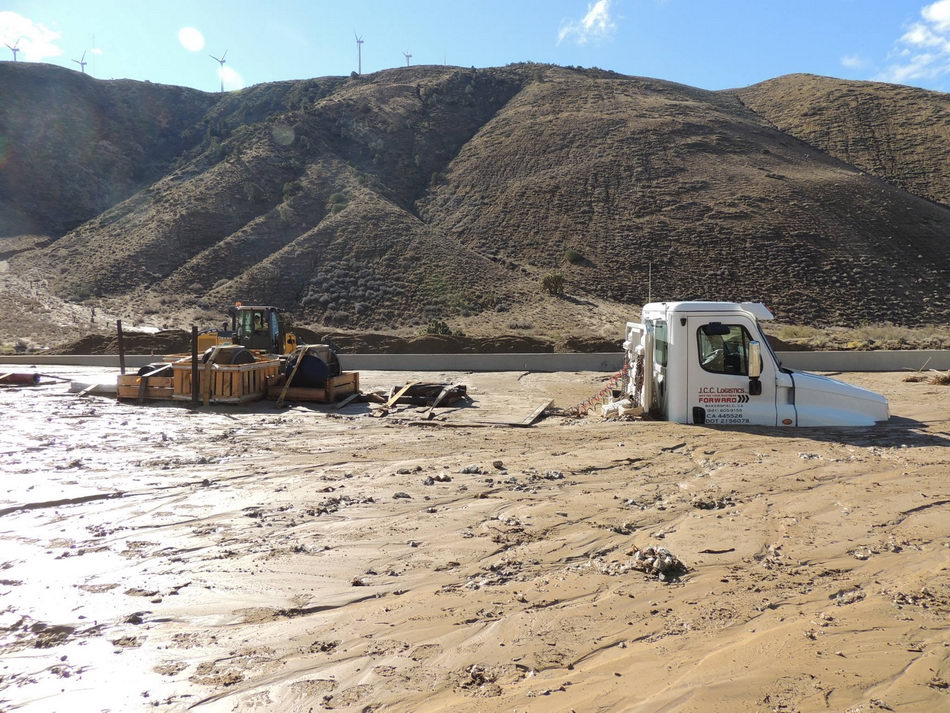 Сотни машин застряли в грязевых реках на дорогах Калифорнии