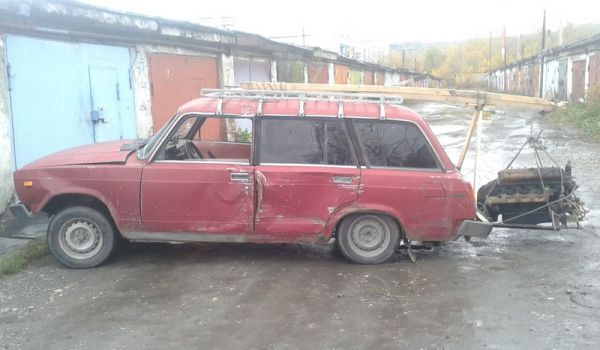 Новокузнецкие экстремалы сбросили с моста автомобиль