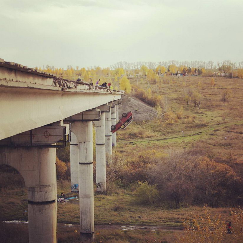 Новокузнецкие экстремалы сбросили с моста автомобиль