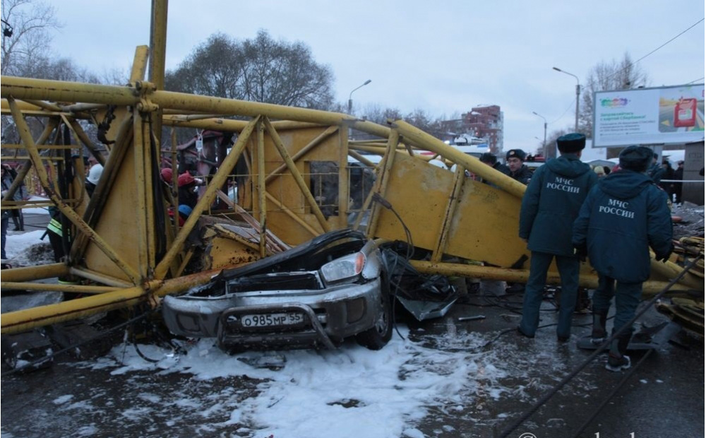 В Омске на проезжую часть рухнул башенный кран(