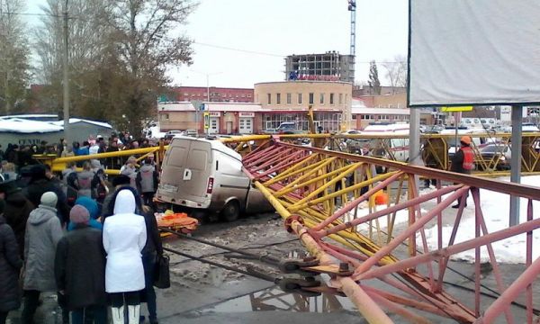 В Омске на проезжую часть рухнул башенный кран(