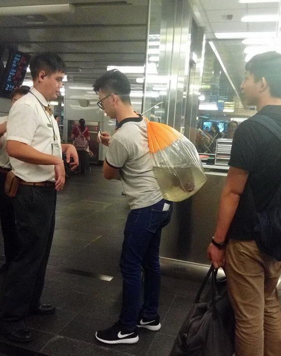 Китаец со странным рюкзаком