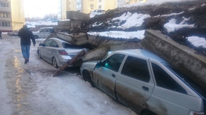 В Саратове на припаркованные машины свалились бетонные блоки