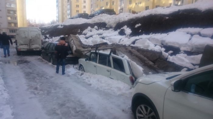 В Саратове на припаркованные машины свалились бетонные блоки