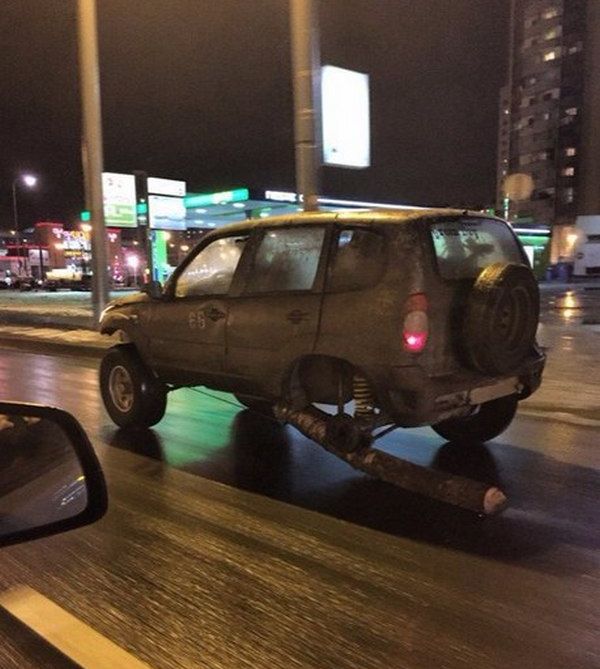В Санкт-Петербурге вместо одного из колес автомобиля водитель использовал бревно