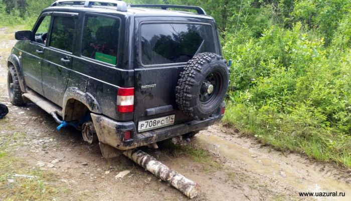 В Санкт-Петербурге вместо одного из колес автомобиля водитель использовал бревно