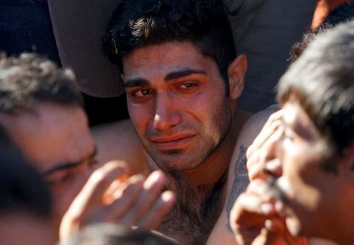 Иранские мигранты, которых не пустили в Македонию, в знак протеста зашили себе рты