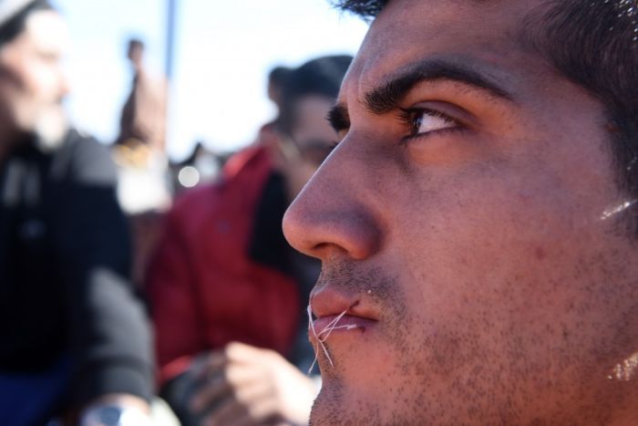 Иранские мигранты, которых не пустили в Македонию, в знак протеста зашили себе рты