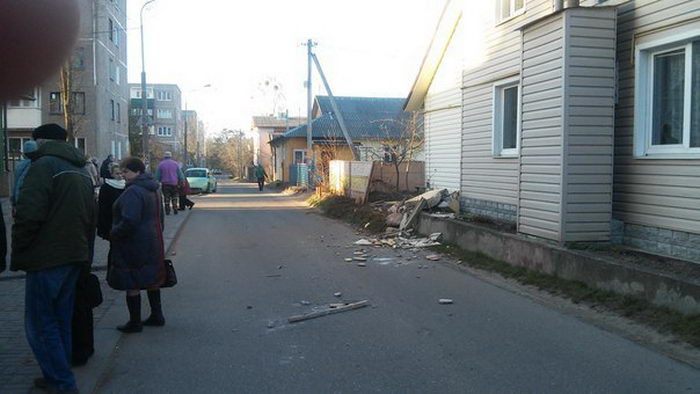 В Гродно два парня украли бутылку водки, угнали ЗИЛ, разбили три машины, забор и крыльцо банка