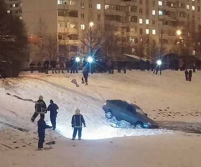 В Зеленограде компания парней на спор утопила автомобиль в пруду