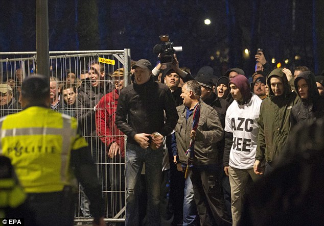 Голландцы встречают беженцев