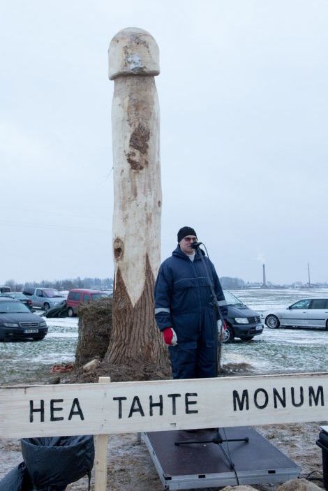 В Эстонии неизвестные спилили огромный деревянный монумент-фаллос